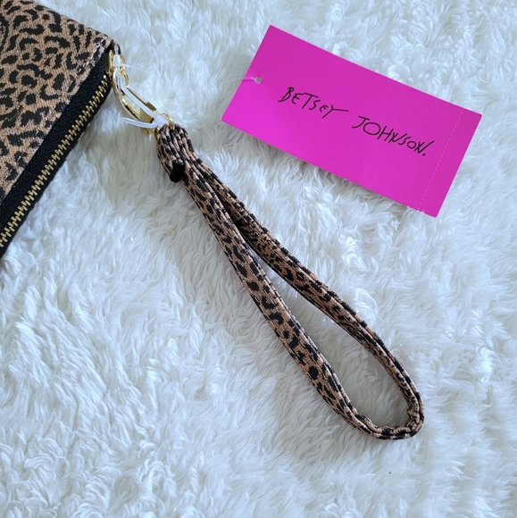 Betsey Johnson Leopard🐆 Wristlet - NWT - Picture 8 of 16